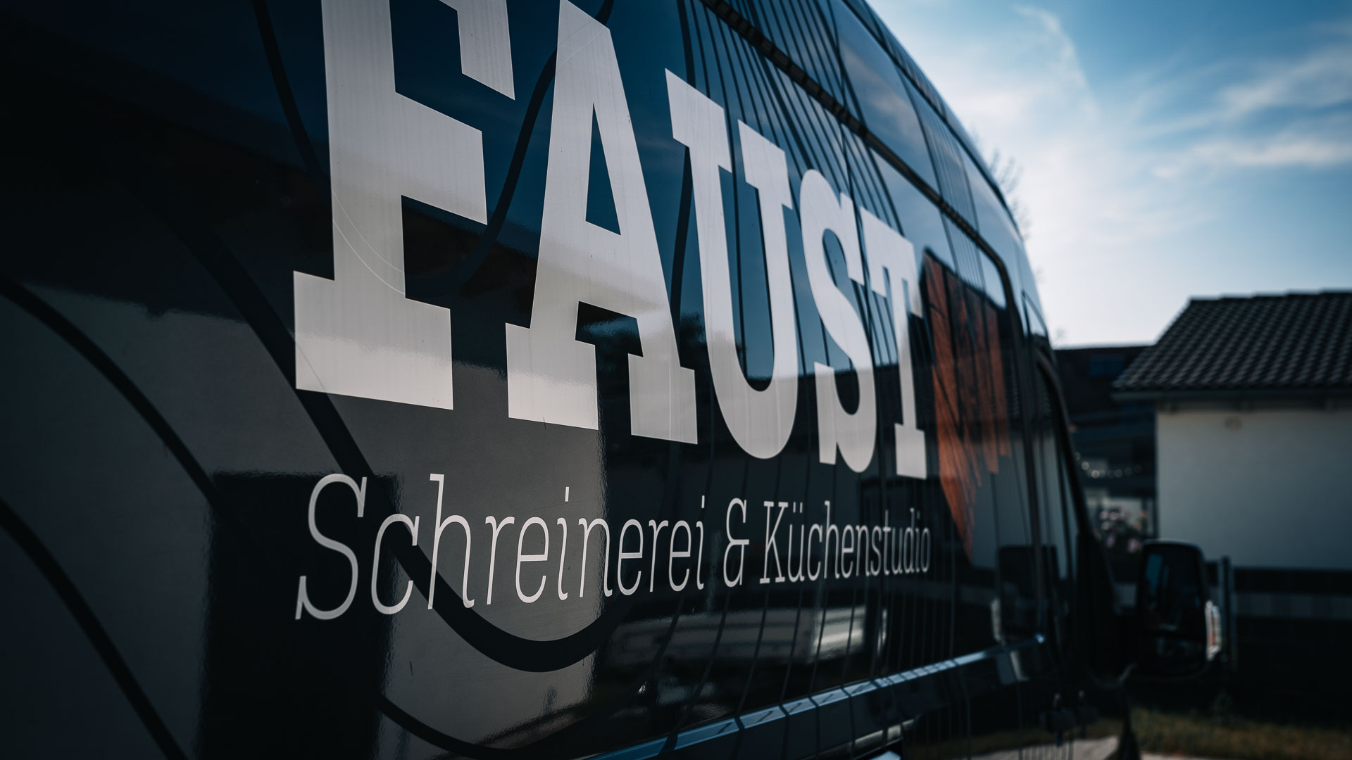 GEYER ARTWORX - Fahrzeugbeklebung Schreinerei Faust Seite Nahaufnahme